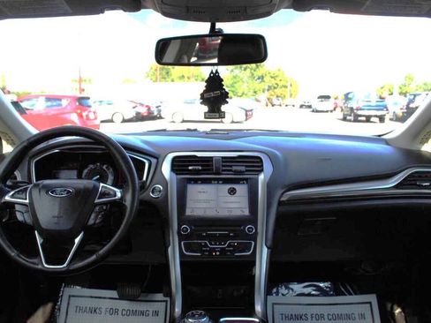 Used 2017 Ford Fusion SE w/ Fusion SE Technology Package FWD image 18