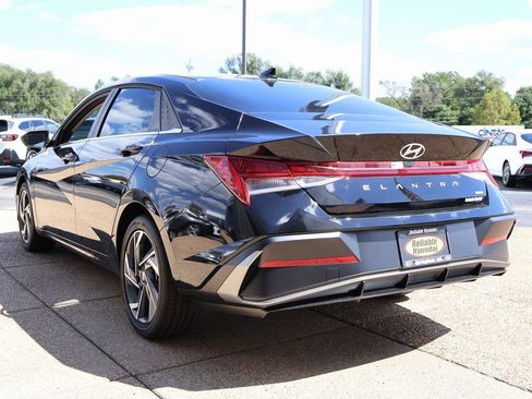 New 2025 Hyundai Elantra Limited image 4