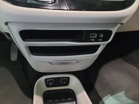 Used 2018 Chrysler Pacifica Touring-L image 34