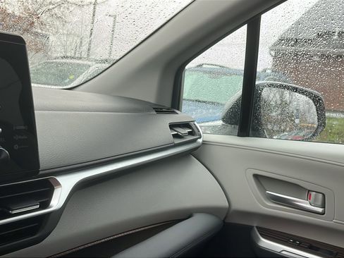 Used 2024 Toyota Sienna XLE image 22