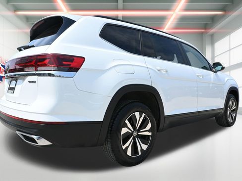 Used 2024 Volkswagen Atlas SE AWD/4WD image 3