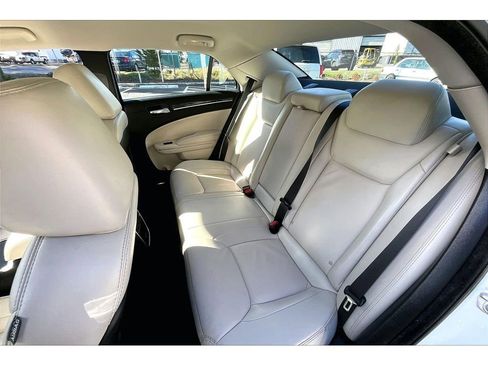 Used 2021 Chrysler 300 Touring L image 25