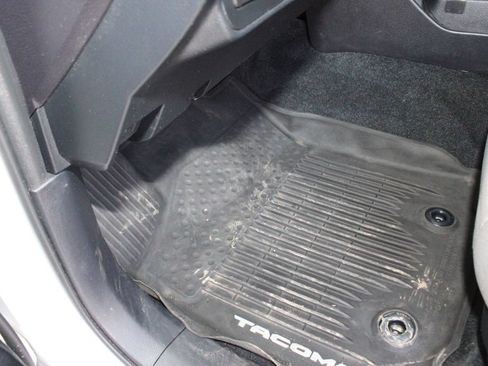 Used 2020 Toyota Tacoma SR AWD/4WD image 23
