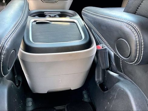 Used 2023 Chrysler Pacifica Touring-L FWD image 10
