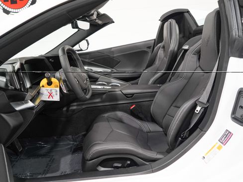 Used 2026 Chevrolet Corvette Stingray Convertible w/ Z51 Performance Package RWD image 9