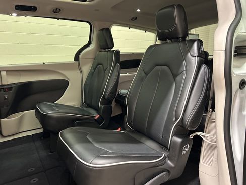 Used 2024 Chrysler Pacifica Limited w/ Uconnect Theater Family Group FWD image 8