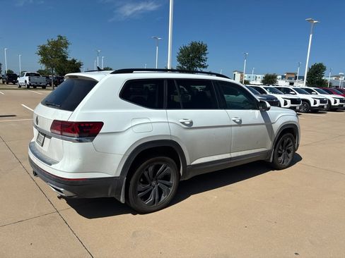 Used 2023 Volkswagen Atlas SE w/ Panoramic Sunroof Package FWD image 4