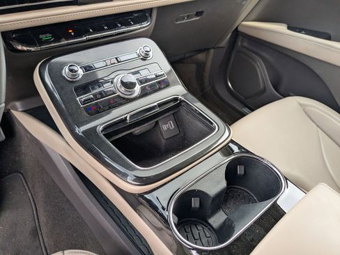 Used 2022 Lincoln Nautilus FWD w/ Premium Package image 19