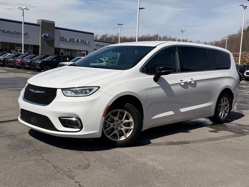 Used 2025 Chrysler Pacifica Select image 2