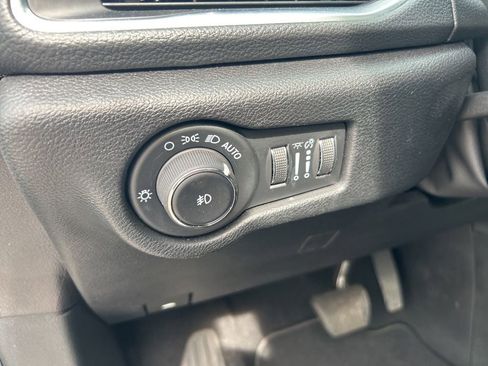 Used 2023 Chrysler Pacifica Limited w/ Uconnect Theater Family Group FWD image 22