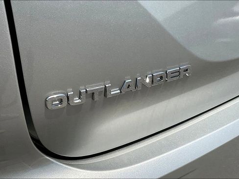 New 2025 Mitsubishi Outlander ES image 11