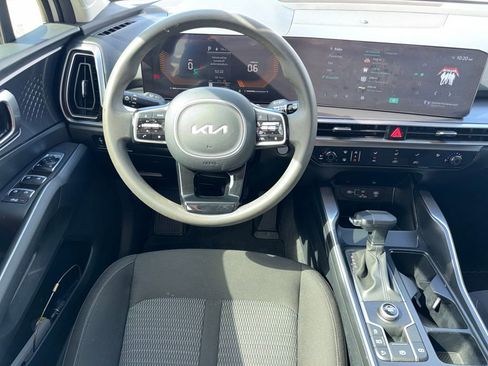 Used 2025 Kia Sorento LX image 17