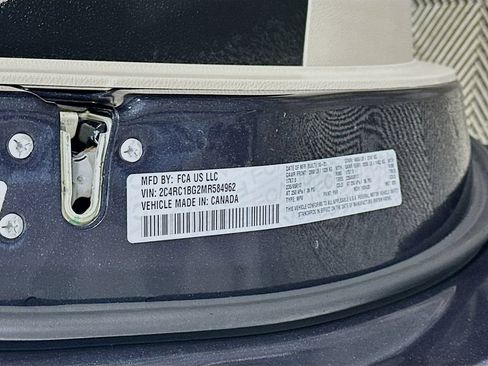 Used 2021 Chrysler Pacifica Touring-L FWD image 36