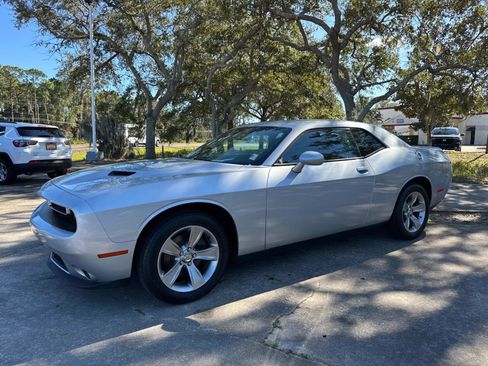 Used 2019 Dodge Challenger SXT image 7