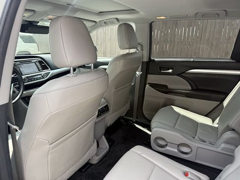Used 2017 Toyota Highlander XLE w/ Carpet Mat Package AWD/4WD image 12