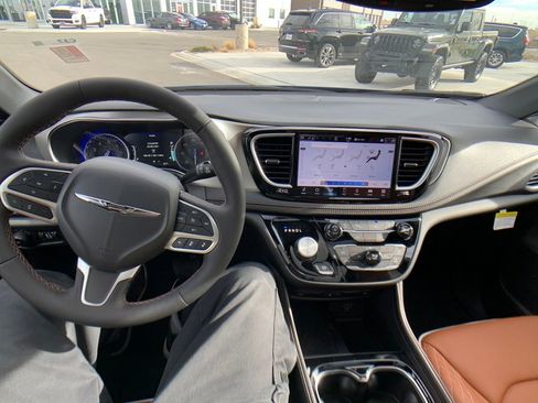 New 2026 Chrysler Pacifica Pinnacle image 13