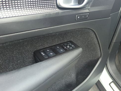 Used 2021 Volvo XC40 T5 R-Design w/ Climate Package image 13