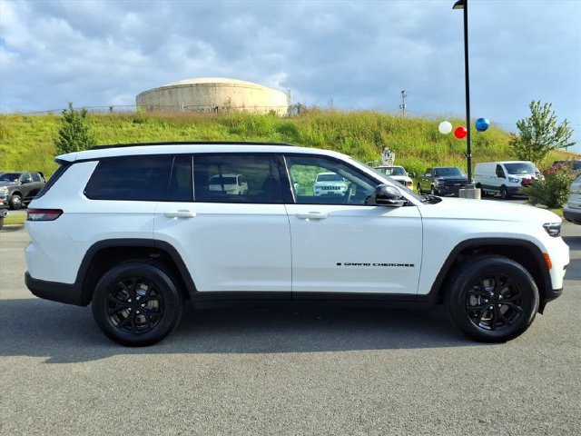 Used 2025 Jeep Grand Cherokee L Altitude AWD/4WD image 4