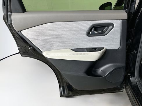 Used 2023 Nissan Rogue SV image 25