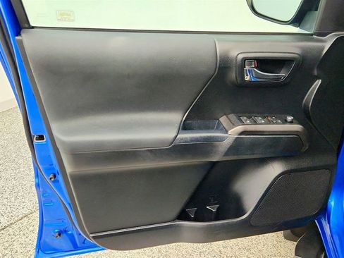 Used 2017 Toyota Tacoma TRD Off-Road image 10