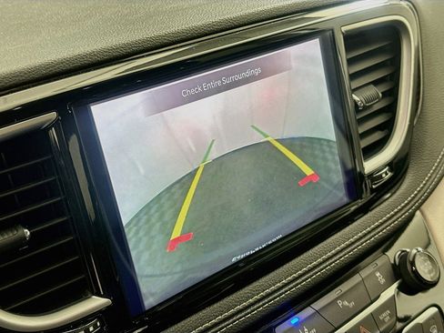 Used 2023 Chrysler Pacifica Limited FWD image 23
