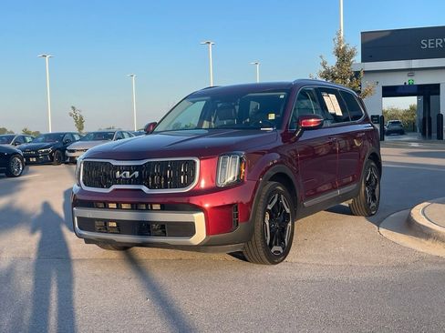 Used 2023 Kia Telluride EX w/ EX Captain's Chair Package FWD image 3