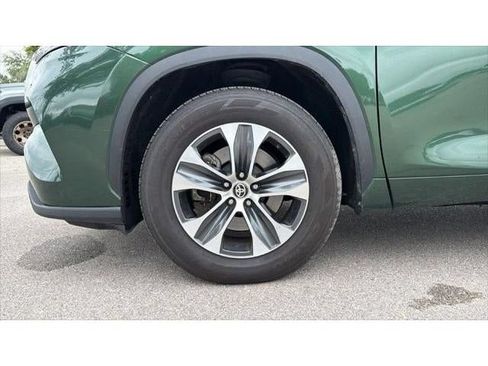 Used 2024 Toyota Highlander XLE FWD image 12