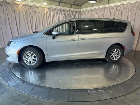 Used 2023 Chrysler Voyager LX image 8