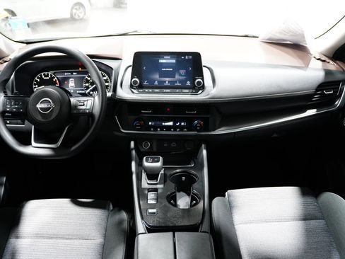 Used 2023 Nissan Rogue SV image 10