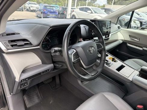 Used 2021 Toyota Sienna XLE FWD image 12