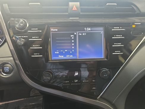 Used 2018 Toyota Camry SE w/ Moonroof Package FWD image 19