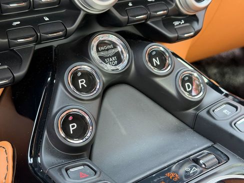 Used 2023 Aston Martin V8 Vantage Coupe image 25