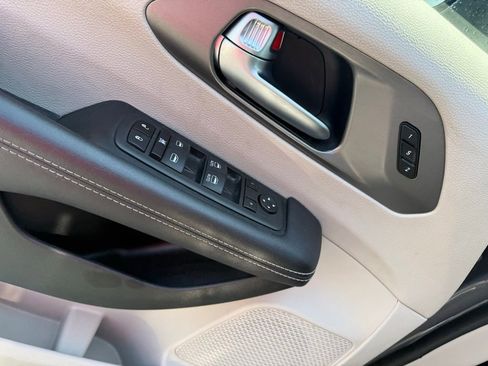 Used 2023 Chrysler Pacifica Touring-L FWD image 11