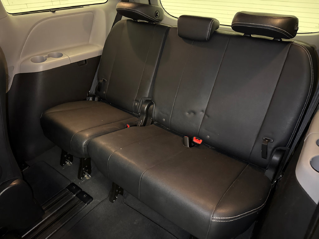 Used 2020 Toyota Sienna SE FWD image 17