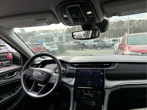 Used 2023 Jeep Grand Cherokee Limited image 31