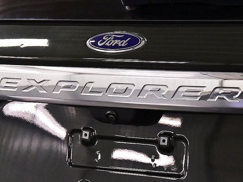 Used 2022 Ford Explorer XLT w/ Equipment Group 202A image 10