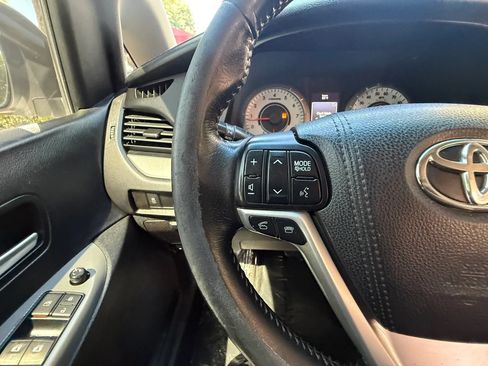 Used 2016 Toyota Sienna SE w/ SE Preferred Package FWD image 26