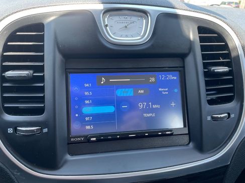 Used 2017 Chrysler 300 Limited RWD image 19