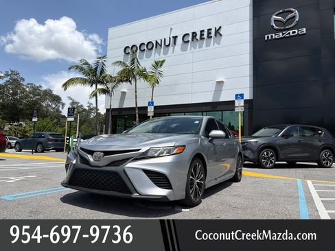 Used 2020 Toyota Camry SE FWD image 1