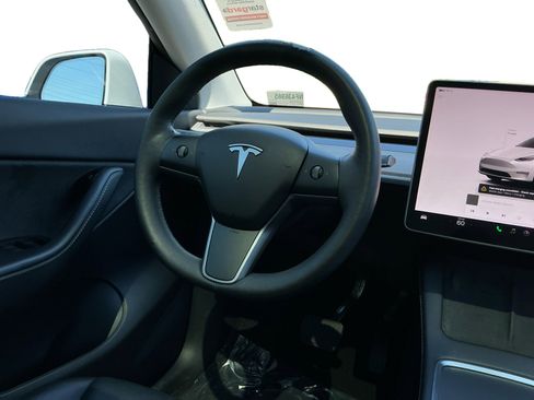 Used 2022 Tesla Model Y Long Range image 11