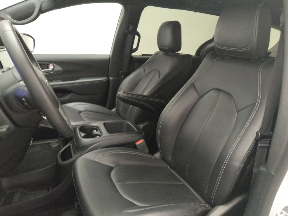 Used 2025 Chrysler Pacifica Select FWD image 17