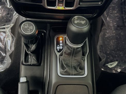 Used 2025 Jeep Wrangler Sahara image 20