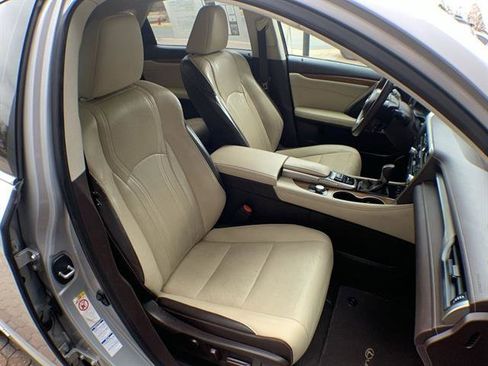 Used 2018 Lexus RX 450h AWD image 25