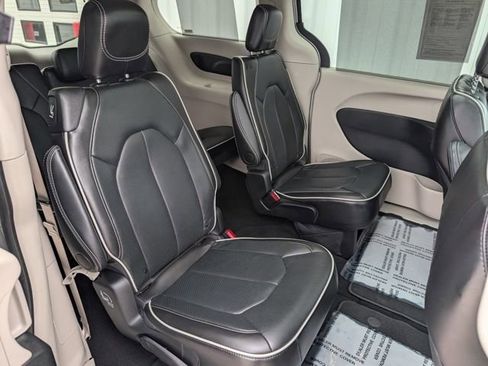 Used 2024 Chrysler Pacifica Limited image 26