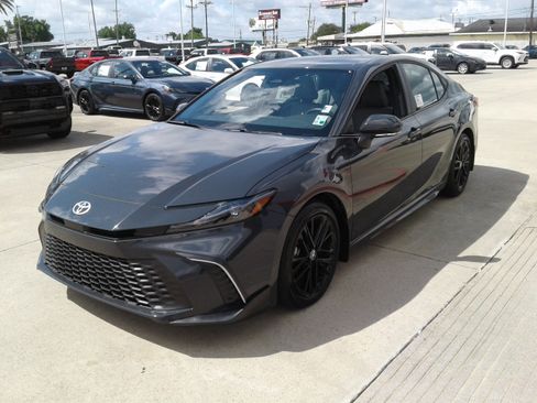 Used 2025 Toyota Camry SE w/ Convenience Package image 3