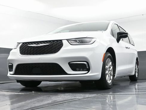 Used 2024 Chrysler Pacifica Touring-L image 48