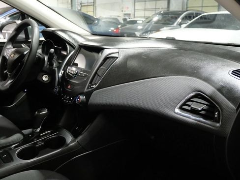 Used 2018 Chevrolet Cruze LT FWD image 10