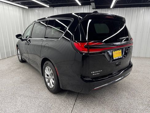 Used 2026 Chrysler Pacifica Limited w/ Uconnect Theater Family Group FWD image 4
