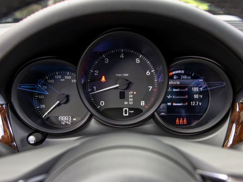 Certified 2025 Porsche Macan AWD/4WD image 33