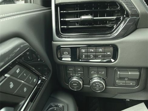 New 2026 GMC Yukon XL AT4 Ultimate w/ LPO, Illumination Package image 18